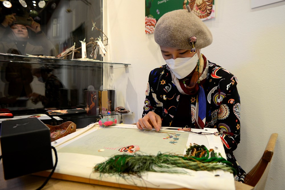 Umjetnica Cho Mijin u Makini je demonstrirala tradicionalnu korejsku tehniku oslikavanja na platnu iglom i koncem (Snimio Dejan Štifanić)